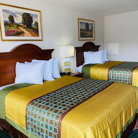 Harrisonville Inn & Suites エクステリア 写真
