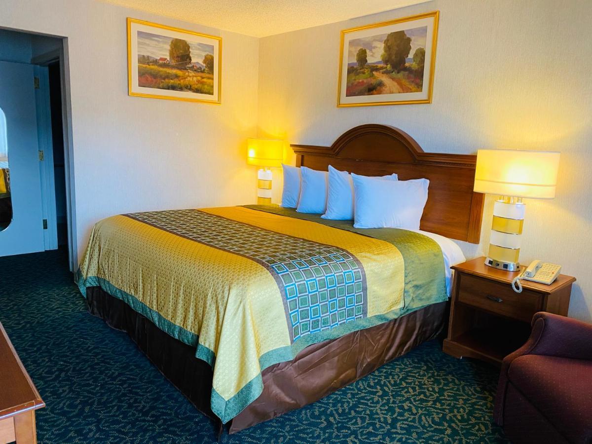 Harrisonville Inn & Suites エクステリア 写真
