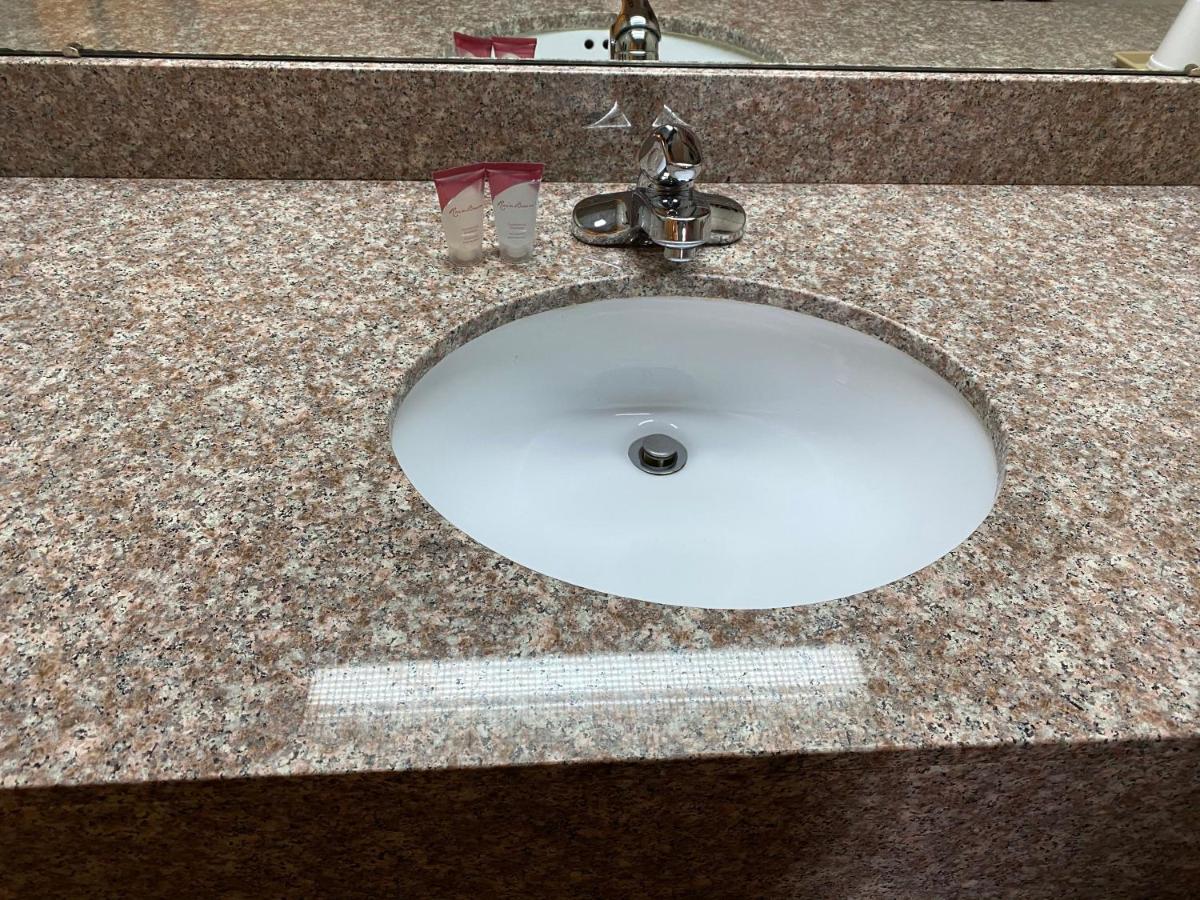 Harrisonville Inn & Suites エクステリア 写真