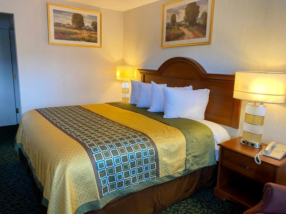Harrisonville Inn & Suites エクステリア 写真