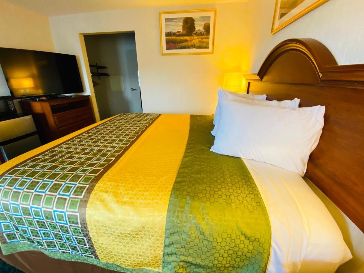 Harrisonville Inn & Suites エクステリア 写真