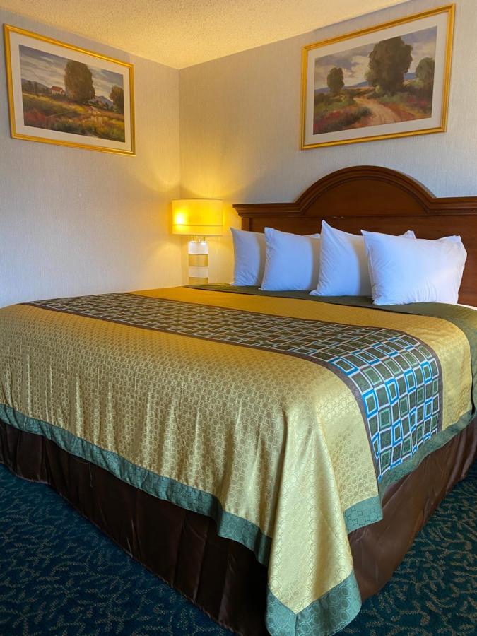 Harrisonville Inn & Suites エクステリア 写真