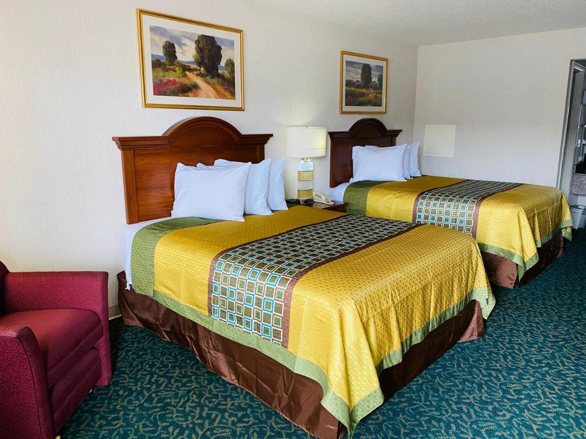 Harrisonville Inn & Suites エクステリア 写真