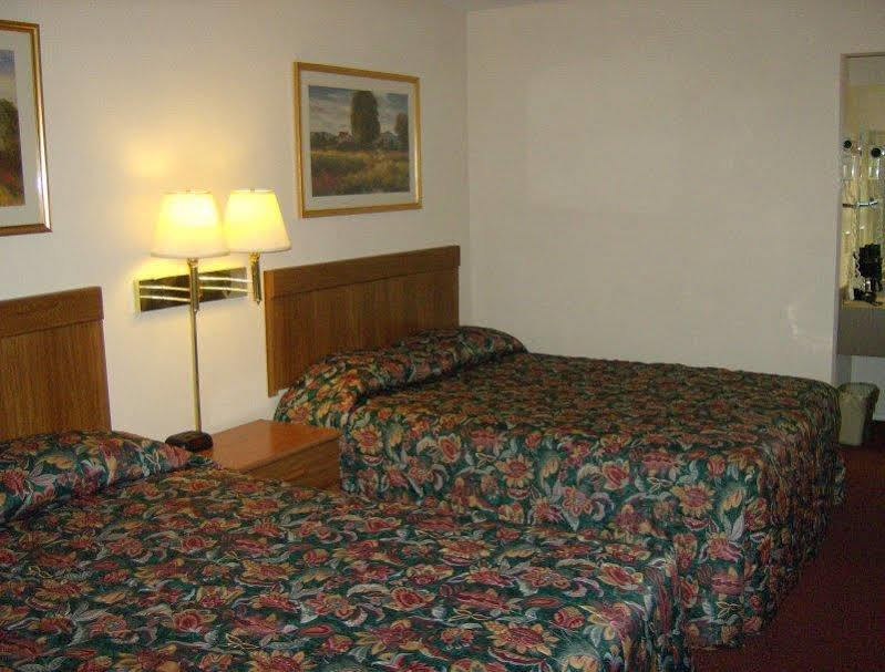 Harrisonville Inn & Suites エクステリア 写真